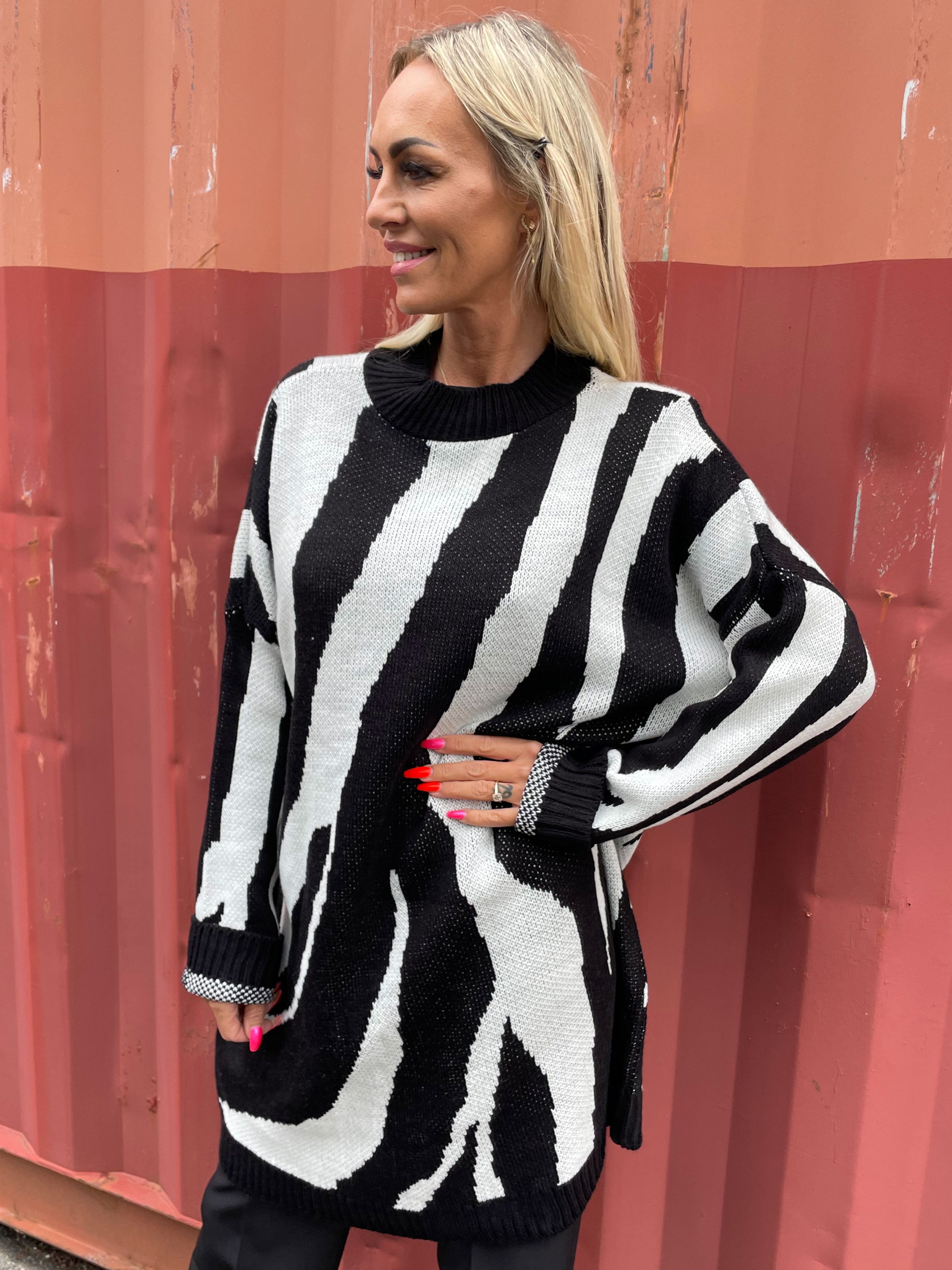 Katya - Mjuk stickad klänning med stort zebratryck